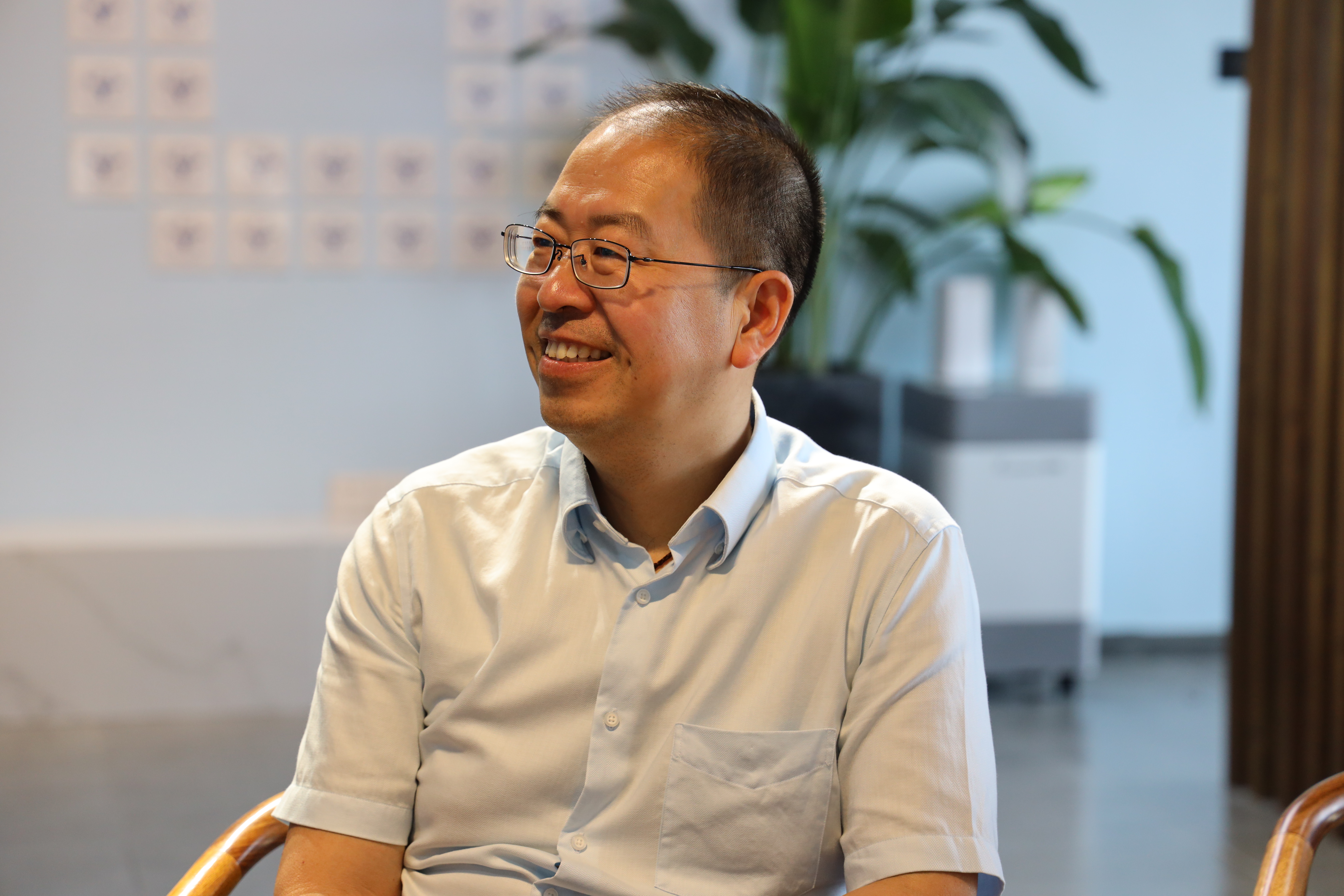 浙江大学传媒与国际文化学院党委书记王庆文来访宁波